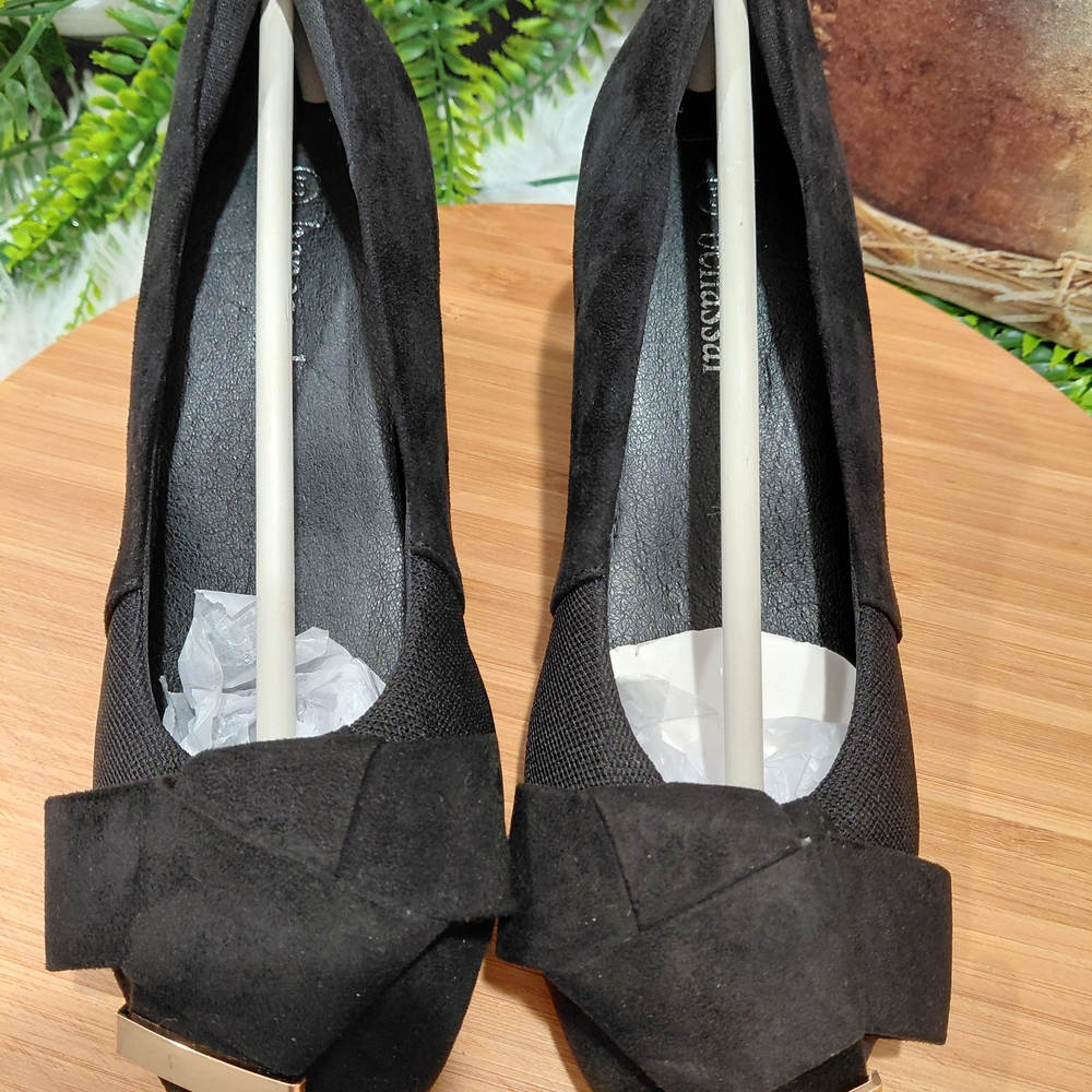 NIB Benassal Women  Elegant Black Heels with Bow Detail Sz 5
